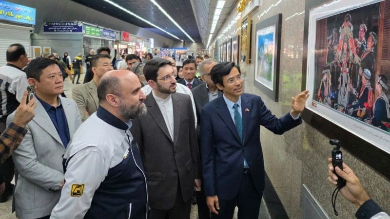 Đại sứ Nguyễn Lương Ngọc giới thiệu các bức ảnh trưng bày tại triển lãm cho các đại biểu tham dự lễ khai mạc. (Ảnh: Đại sứ quán Việt Nam tại Iran)