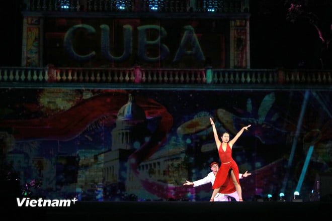 Các vũ công Việt Nam trong âm hưởng đậm chất Latin, trình diễn tiết mục "Gió Cuba" đêm bế mạc. (Ảnh: Minh Anh/Vietnam+)