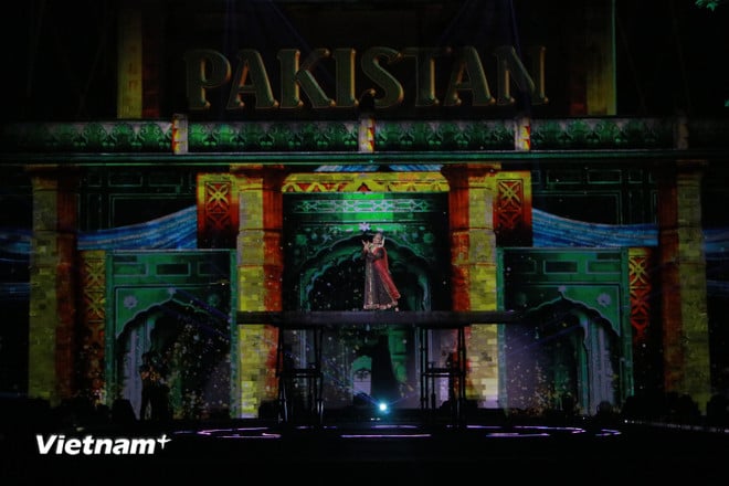 Nghệ sỹ múa phụ họa cho bài thơ "Yaad" của nhà thơ nổi tiếng Pakistan Faiz Ahmed Faiz, mô tả sức mạnh của ký ức và sự hoài niệm trong những khoảnh khắc cô đơn và lạc lõng, có thể mang lại hy vọng, hạnh phúc và sự đoàn tụ. (Ảnh: Minh Anh/Vietnam+)