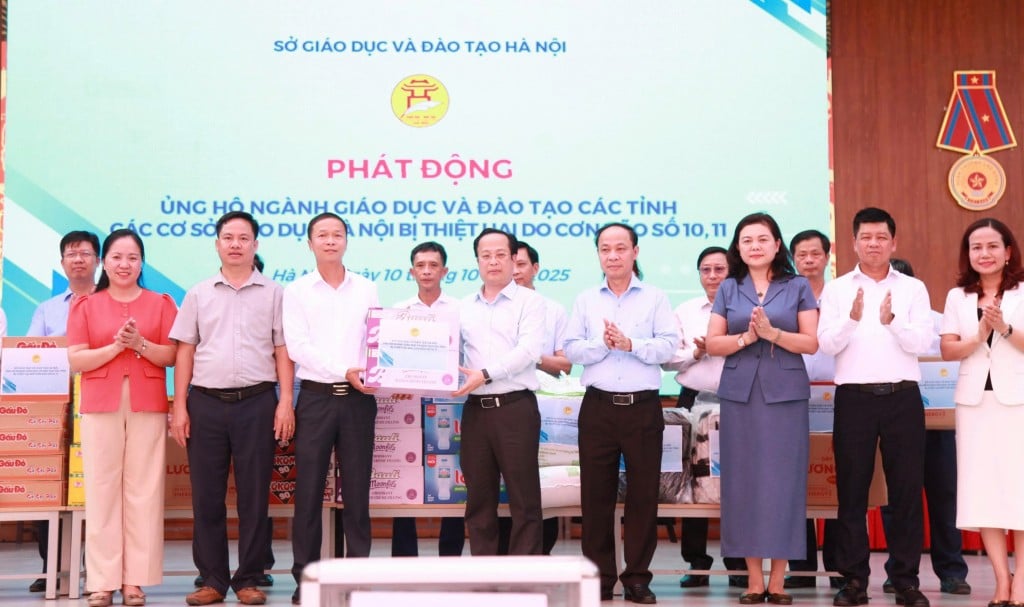 Giám đốc Sở GD&ĐT Hà Nội trao sách vở, đồ dùng học tập tặng các nhà trường bị ảnh hưởng do mưa lũ ở các xã Trung Giã, Đa Phúc