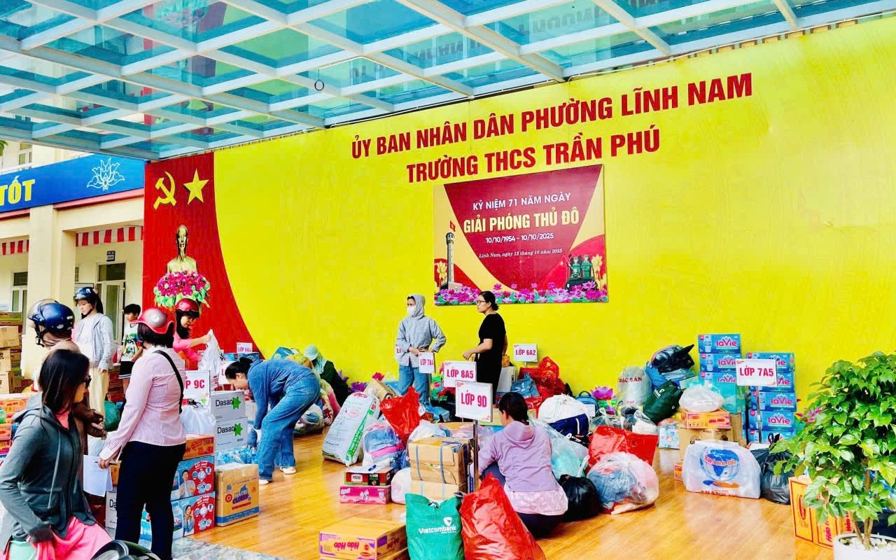 Các thầy cô Trường THCS Trần Phú đóng gói hàng hóa ủng hộ các cơ sở giáo dục tại tỉnh Bắc Ninh