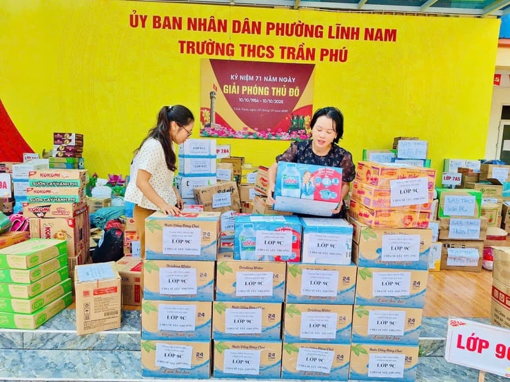 Phường Lĩnh Nam: Chung tay ủng hộ đồng bào bị ảnh hưởng bão lụt- Ảnh 1.
