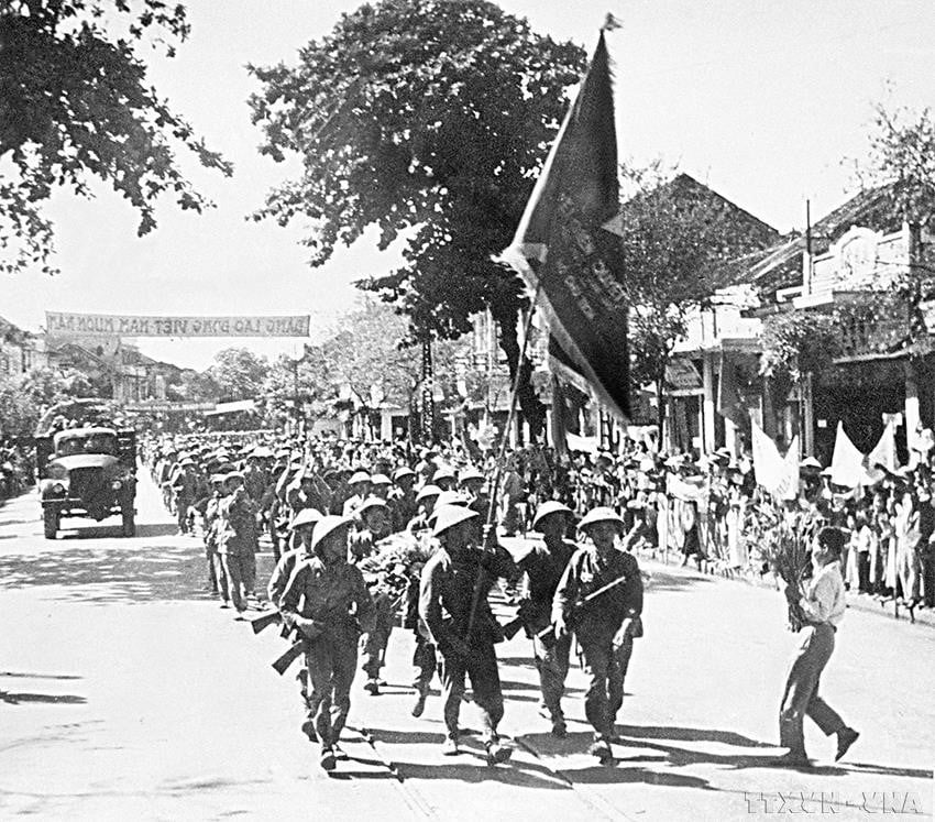 vna-potal-71-nam-giai-phong-thu-do-10101954-10102025-moc-son-ruc-ro-cua-nhan-dan-thu-do-8329092.jpg