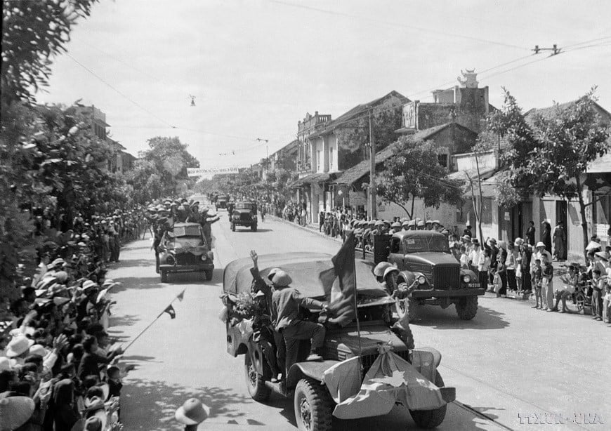 vna-potal-71-nam-giai-phong-thu-do-10101954-10102025-moc-son-ruc-ro-cua-nhan-dan-thu-do-8320173.jpg