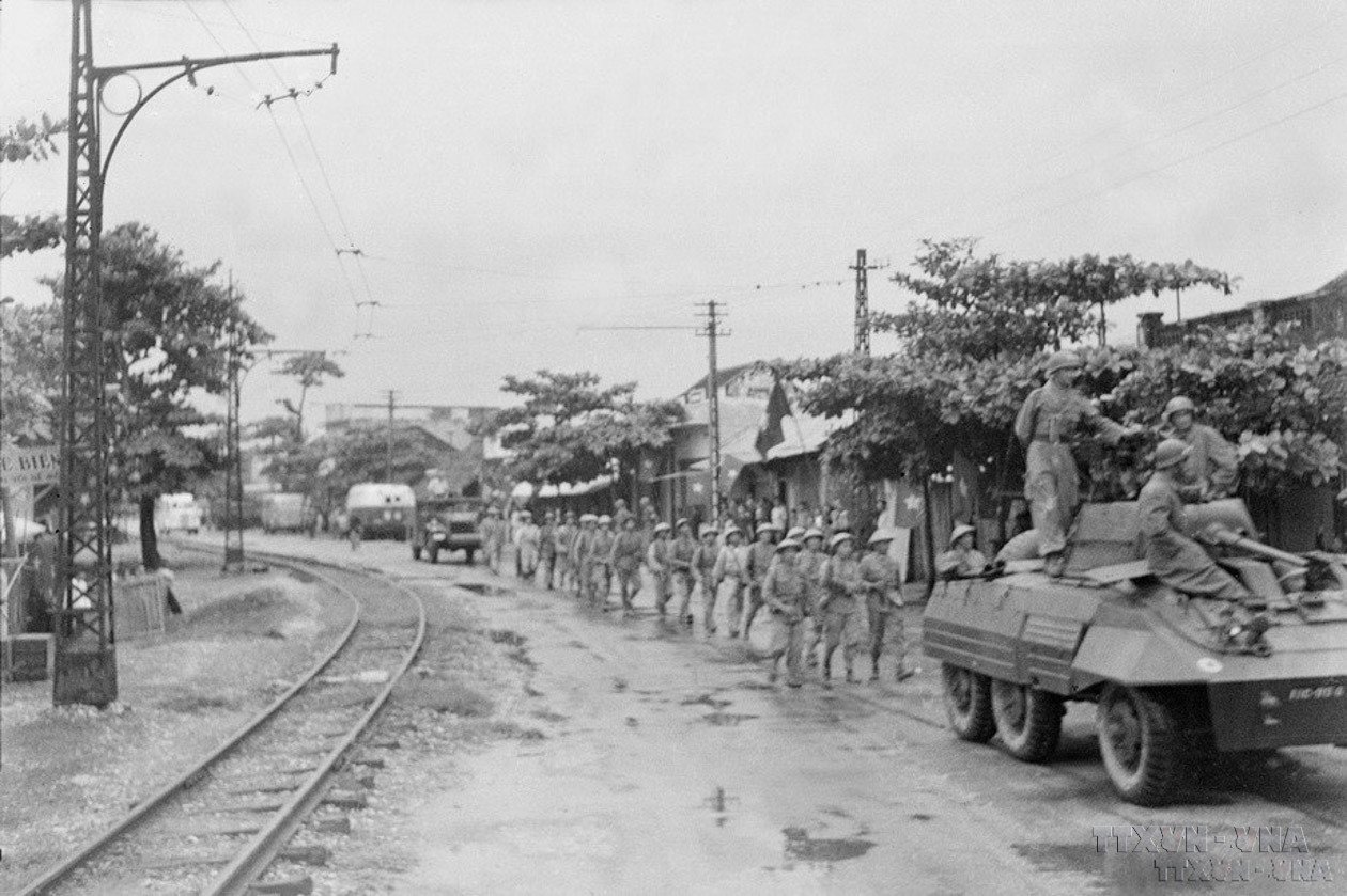 vna-potal-71-nam-giai-phong-thu-do-10101954-10102025-moc-son-ruc-ro-cua-nhan-dan-thu-do-8320141.jpg
