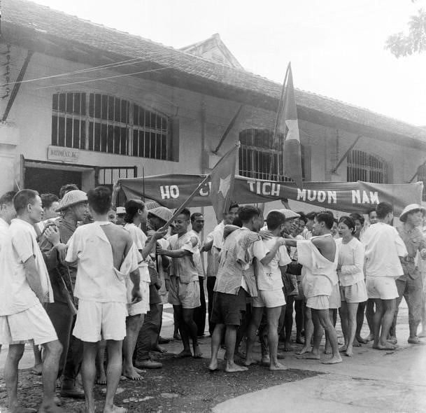 vna-potal-71-nam-giai-phong-thu-do-10101954-10102025-moc-son-ruc-ro-cua-nhan-dan-thu-do-8320190.jpg