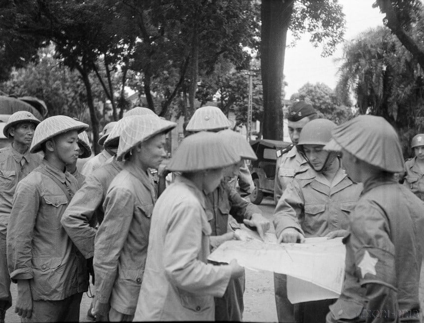 vna-potal-71-nam-giai-phong-thu-do-10101954-10102025-moc-son-ruc-ro-cua-nhan-dan-thu-do-8320138.jpg