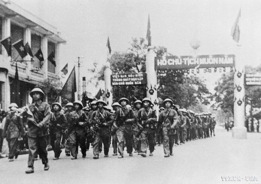 vna-potal-71-nam-giai-phong-thu-do-10101954-10102025-moc-son-ruc-ro-cua-nhan-dan-thu-do-8320181.jpg