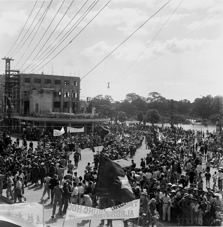 vna-potal-71-nam-giai-phong-thu-do-10101954-10102025-moc-son-ruc-ro-cua-nhan-dan-thu-do-8320182.jpg