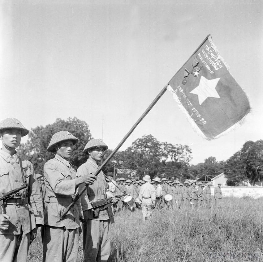 vna-potal-71-nam-giai-phong-thu-do-10101954-10102025-moc-son-ruc-ro-cua-nhan-dan-thu-do-8320183.jpg
