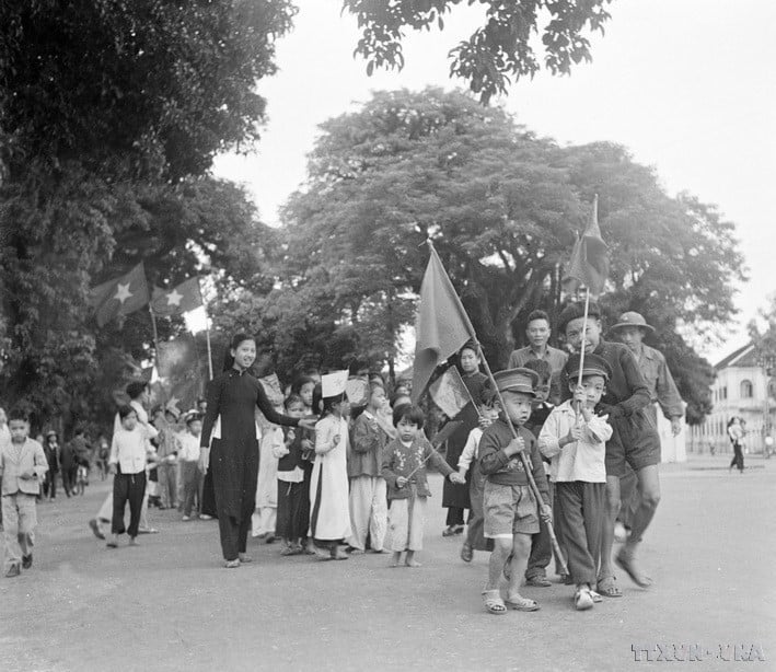 vna-potal-71-nam-giai-phong-thu-do-10101954-10102025-moc-son-ruc-ro-cua-nhan-dan-thu-do-8320186.jpg