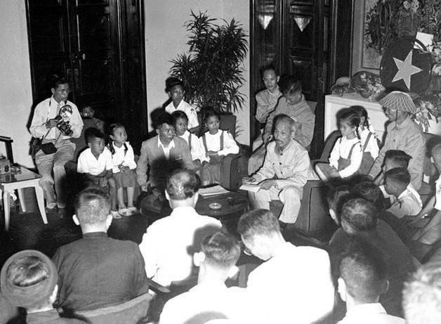 vna-potal-71-nam-giai-phong-thu-do-10101954-10102025-moc-son-ruc-ro-cua-nhan-dan-thu-do-8320199.jpg