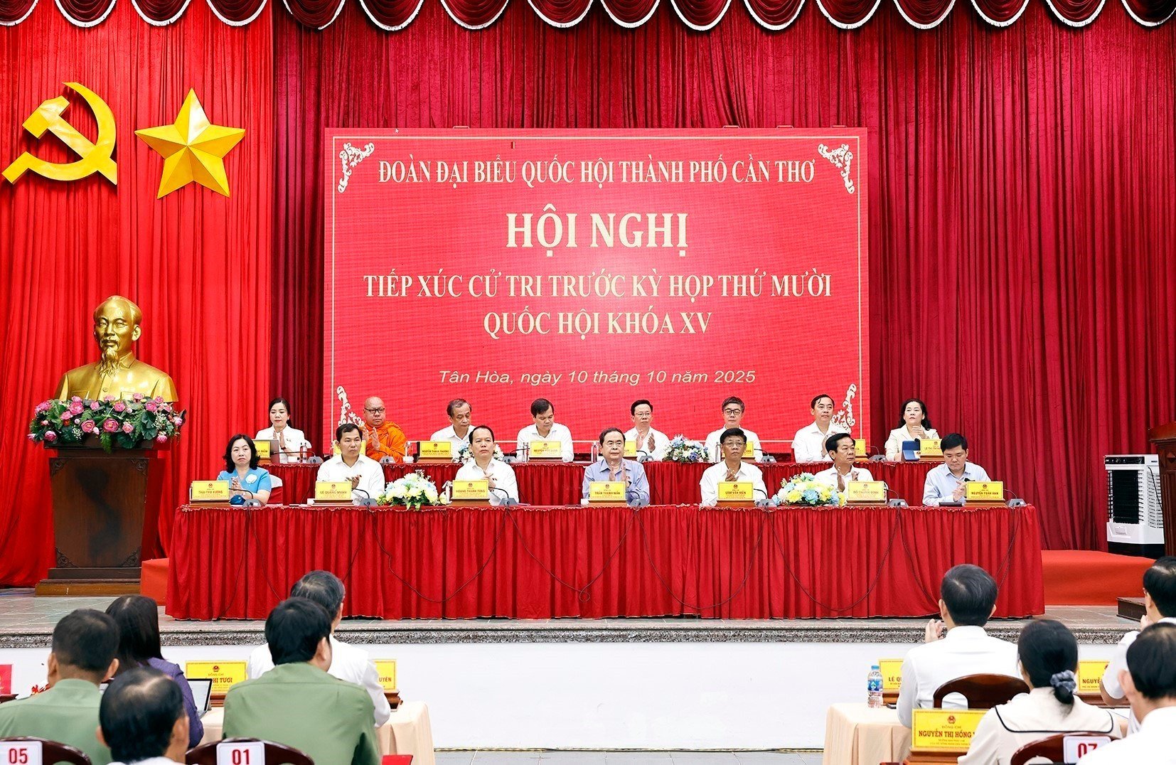 vna-potal-chu-tich-quoc-hoi-tran-thanh-man-tiep-xuc-cu-tri-tai-thanh-pho-can-tho-8329303.jpg