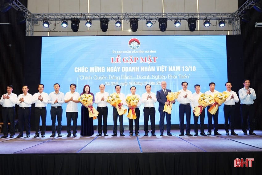 Tại buổi gặp mặt doanh nghiệp, doanh nhân tiêu biểu nhân Kỷ niệm 21 năm ngày Doanh nhân Việt Nam năm 2025 diễn ra ngày 10/10 vừa qua, các đồng chí lãnh đạo tỉnh đã tặng hoa chúc mừng các hội, hiệp hội doanh nghiệp trong tỉnh và tại Hà Nội, khu vực phía Nam.