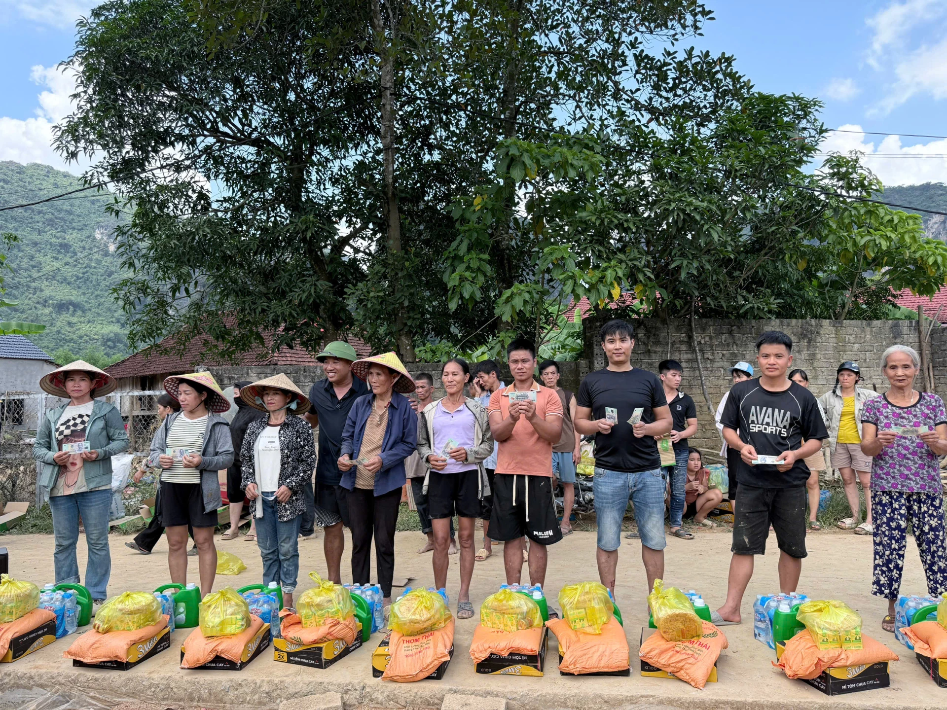 퐁냐(Phong Nha) 공동체 자원봉사 단체가 랑손(Lang Son) 홍수 피해 지역 주민들에게 1,000개에 가까운 선물을 제공했습니다. 사진: QV
