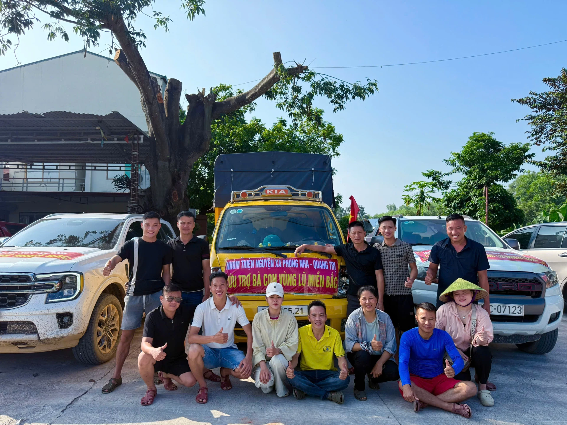 자원봉사단은 꽝찌성 퐁냐마을에서 570km 이상을 이동해 주민들에게 직접 선물을 전달했습니다. - 사진: QV
