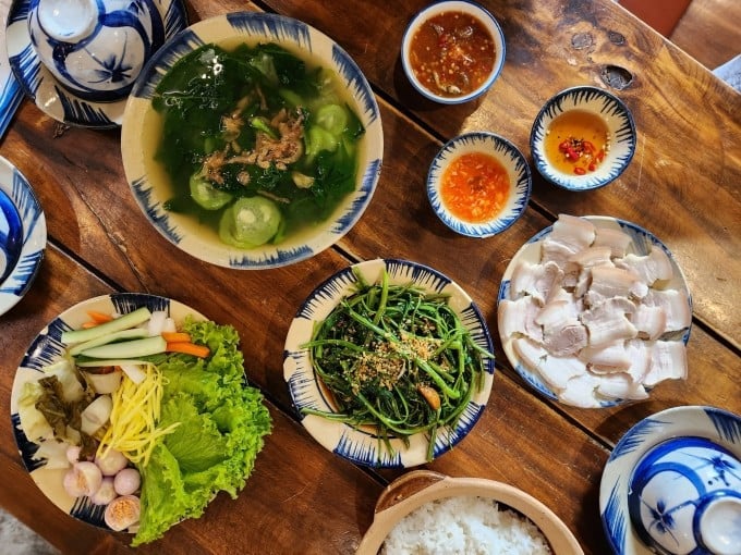Món Việt dân dã tại một quán ăn ở Nha Trang. Ảnh: Bích Phương