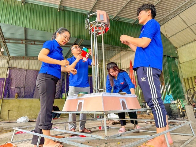 Transformando chatarra en puntos de registro para difundir el amor por la patria - Foto 1. Biến phế liệu thành điểm check in lan tỏa tình yêu quê hương đất nước- Ảnh 1.