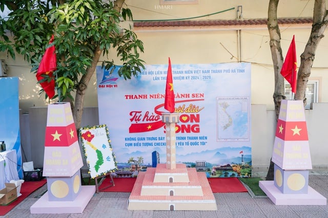 Transformando chatarra en puntos de registro para difundir el amor por la patria - Foto 2. Biến phế liệu thành điểm check in lan tỏa tình yêu quê hương đất nước- Ảnh 2.