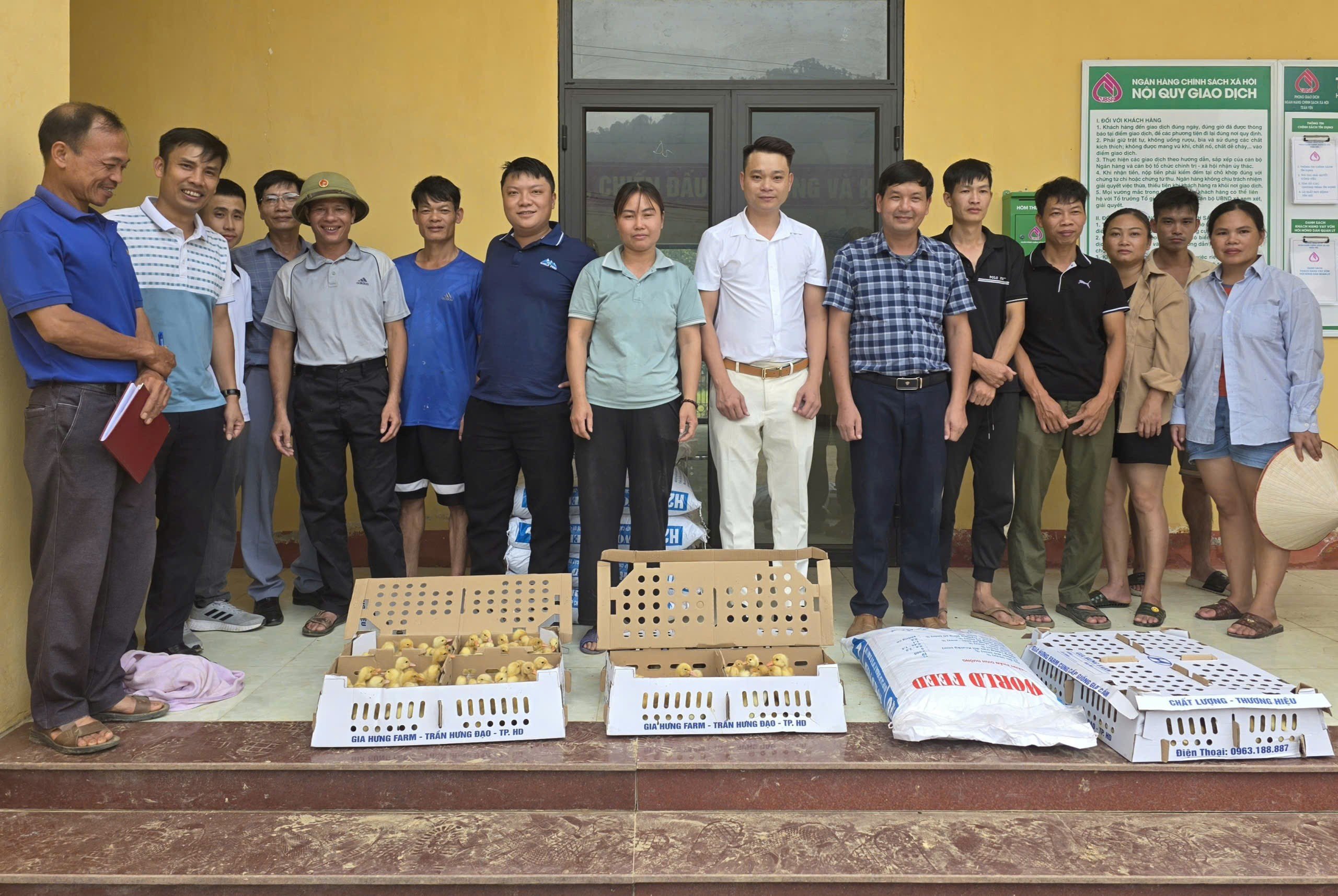 Trao tặng 1.100 con vịt giống và cám chăn nuôi cho bà con bị ảnh hưởng sau lũ tại xã Việt Hồng, tỉnh Lào Cai.