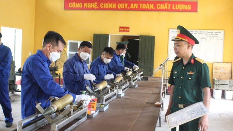 Reparatur und Wartung von 57-mm-Flugabwehrartilleriegeschossen im Lager 54, Lager K22, Logistik- und Technikabteilung der Militärregion 3