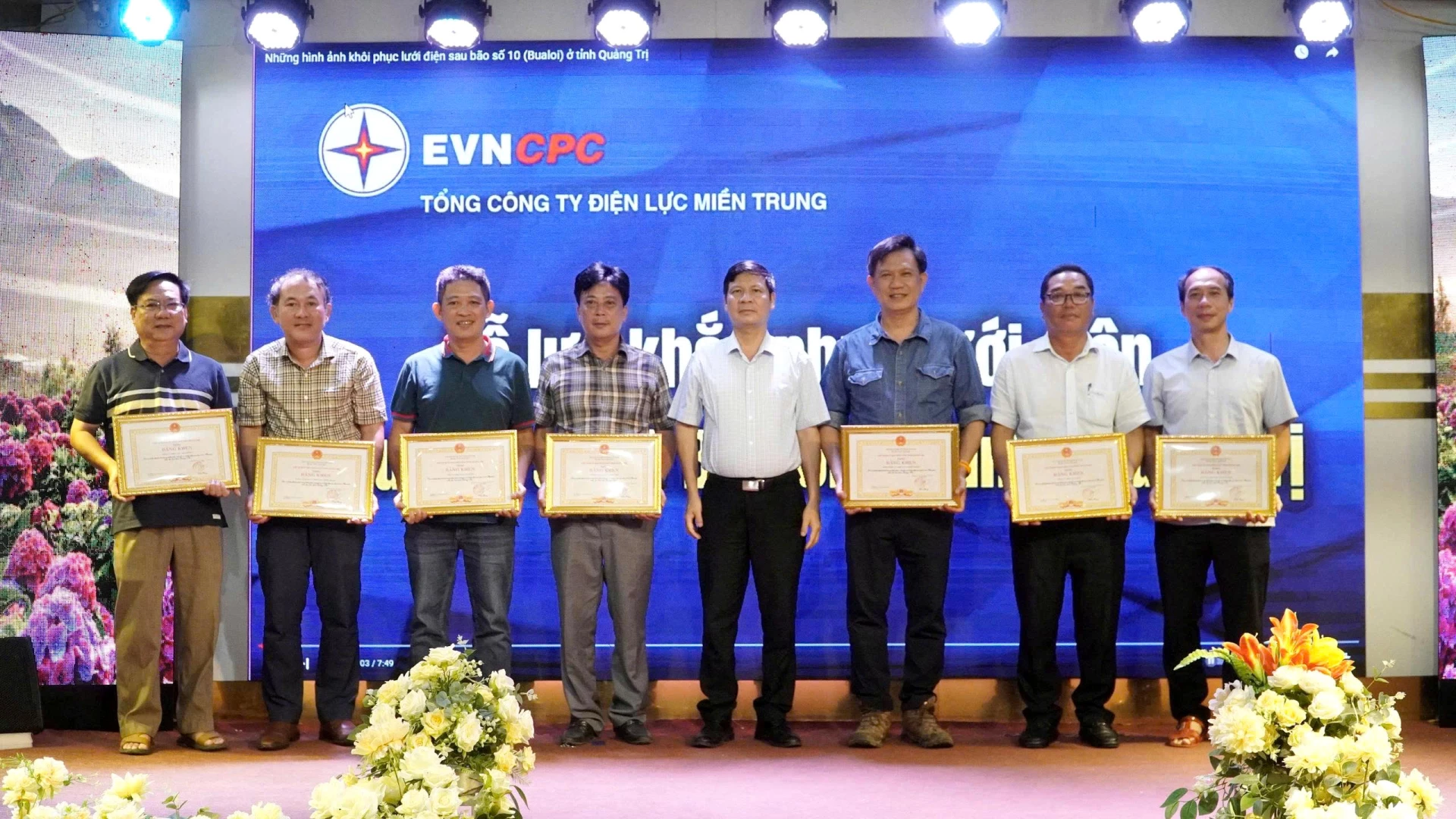 UBND tỉnh Quảng Trị khen thưởng lực lượng ngành điện khắc phục nhanh lưới điện sau bão số 10 - Ảnh: V.M
