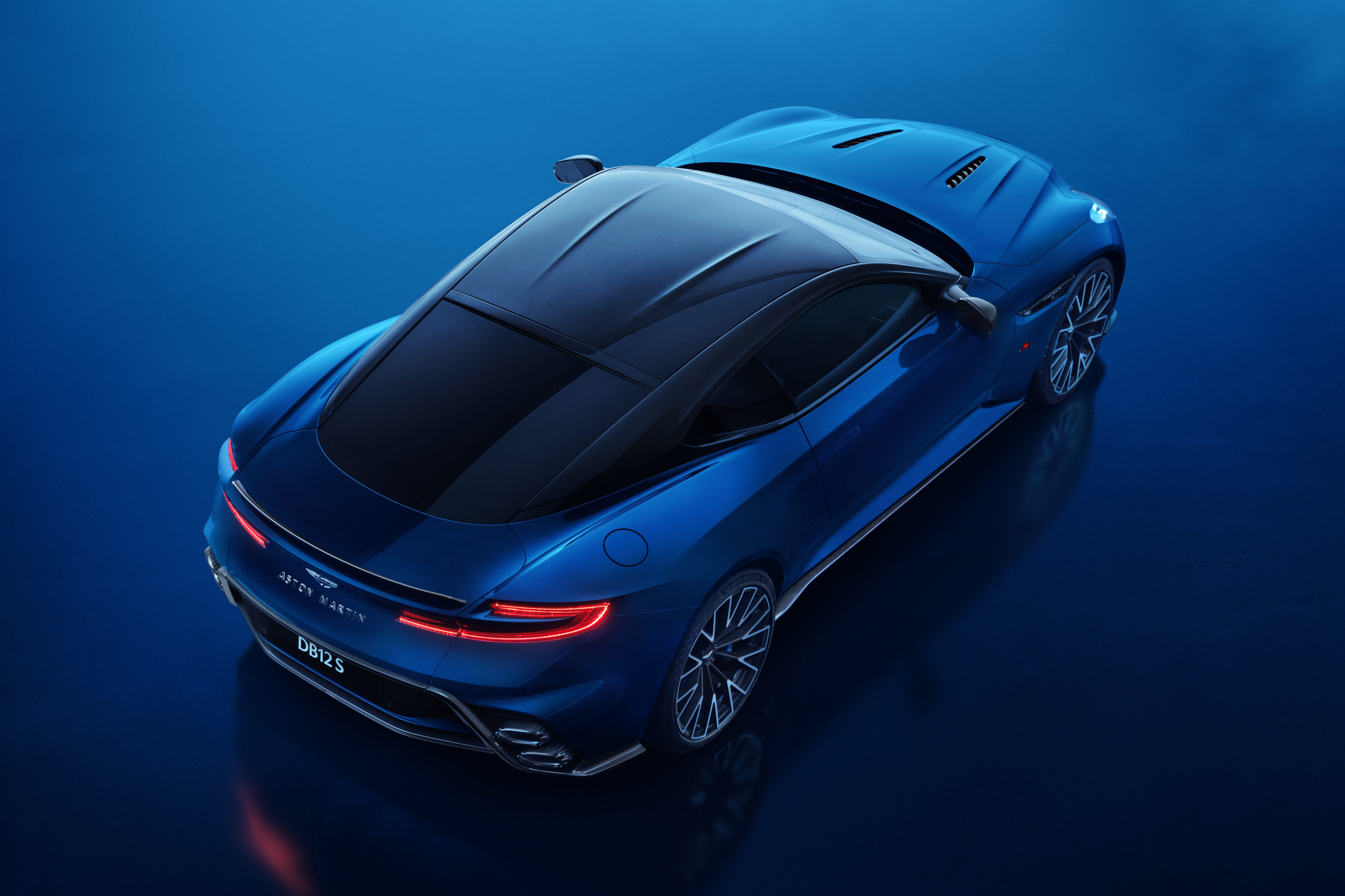 تتميز الواجهة الأمامية لسيارة أستون مارتن DB12 S بشبك كبير ومقسم مزدوج الطبقات تم إعادة تصميمه.
