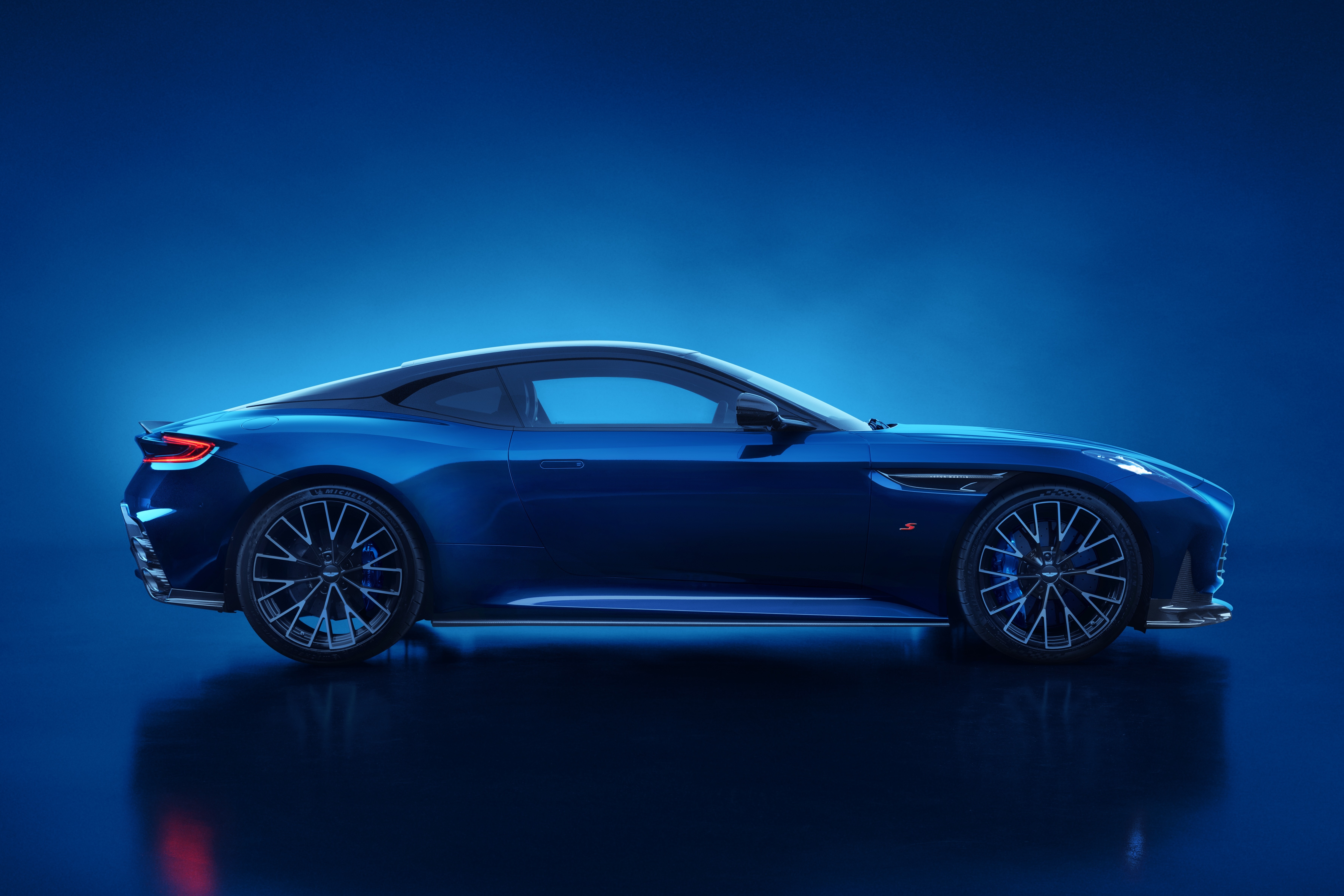 يحتوي الجزء الخلفي من سيارة أستون مارتن DB12 S على جناح ثابت ونظام عادم مزدوج عمودي.