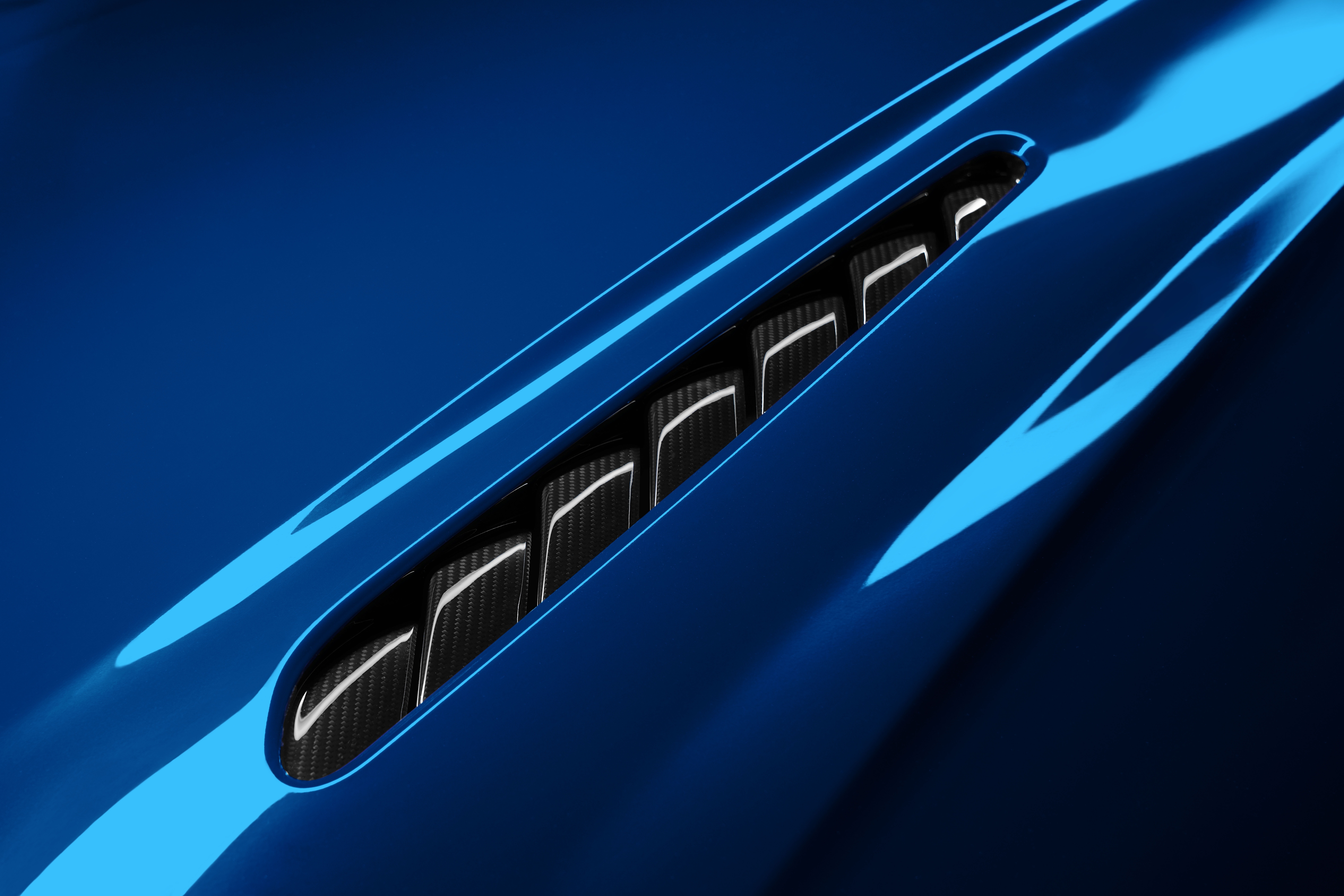 مقاعد رياضية في سيارة أستون مارتن DB12 S مع جلد شبه أنيليني اختياري وتنجيد ألكانتارا.