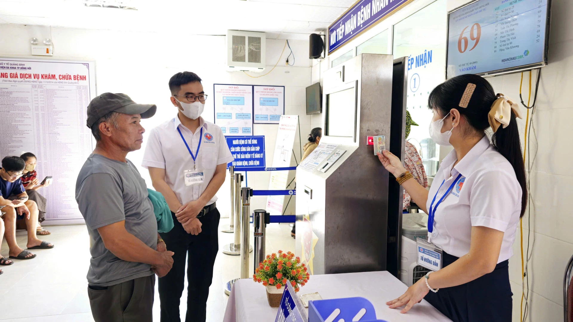 Tại Bệnh viện đa khoa khu vực Đồng Hới, thủ tục đăng ký khám chữa bệnh bằng căn cước công dân gắn chip được thực hiện nhanh chóng - Ảnh: T.T