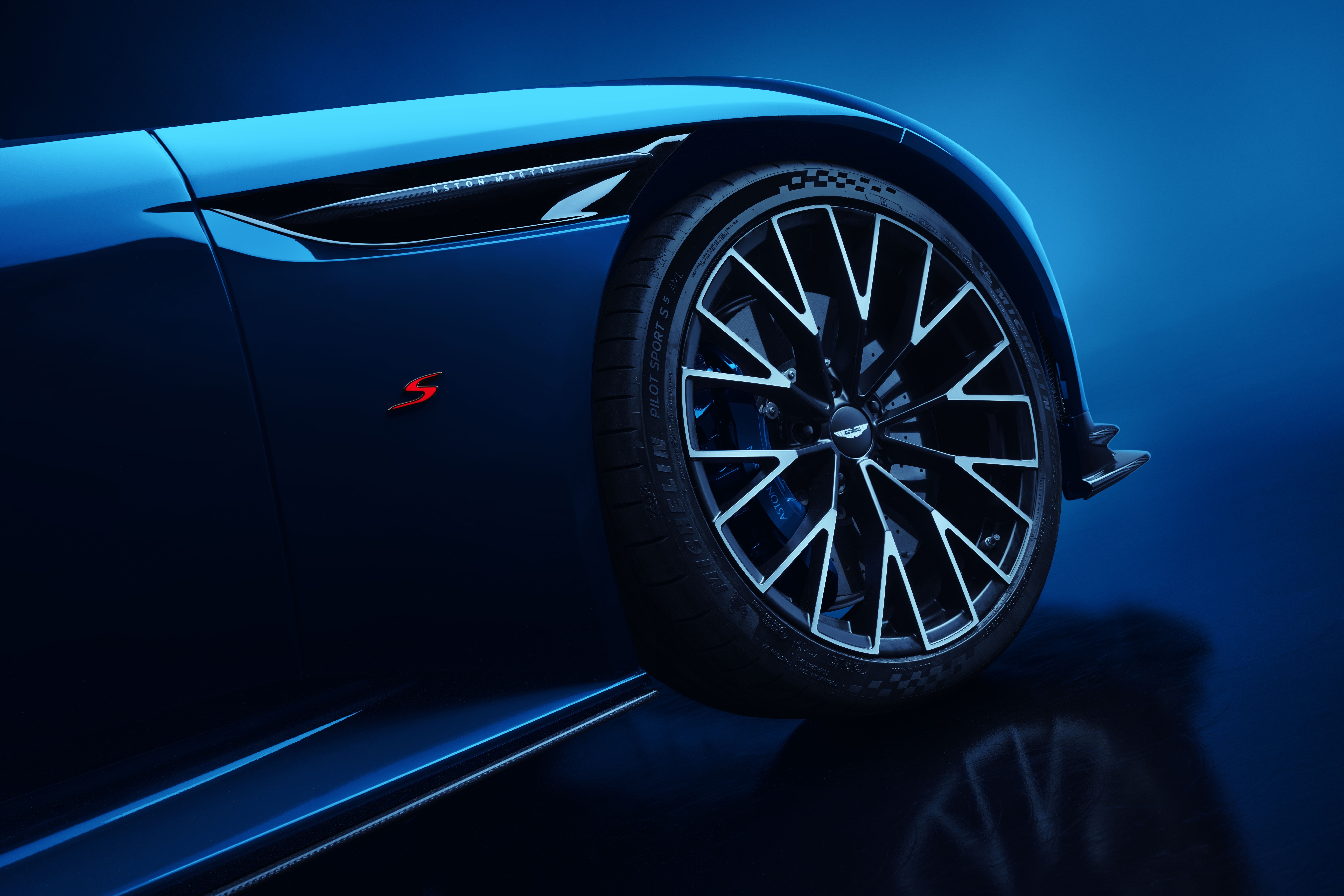 تشتمل سيارة أستون مارتن DB12 S على عجلات مقاس 21 بوصة وفرامل سيراميك الكربون كتجهيز قياسي.