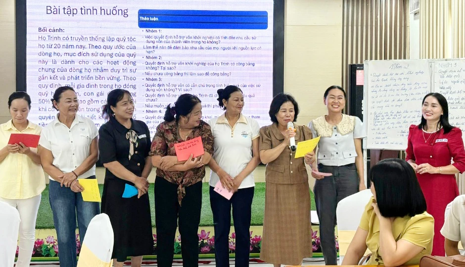 Thông qua các buổi tập huấn, nữ đại biểu HĐND xã, cán bộ, hội viên phụ nữ các xã được nâng cao năng lực quản lý-Ảnh: L.M