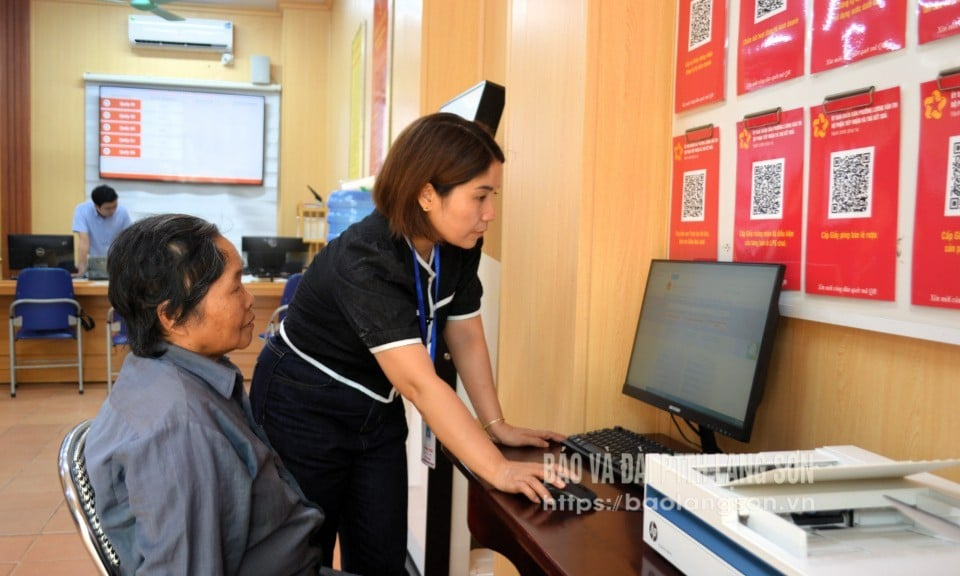 Chuyên viên Trung tâm Phục vụ hành chính công phường Lương Văn Tri hướng dẫn người dân thực hiện nộp hồ sơ qua dịch vụ công trực tuyến