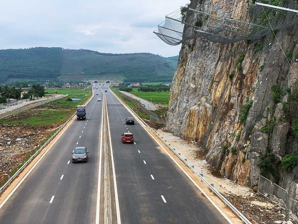 Jalan Tol Utara-Selatan di wilayah Timur diusulkan untuk diperluas dari skala 4 lajur terbatas menjadi skala 6 lajur. Dalam foto: Ruas Mai Son - Jalan Raya Nasional 45.