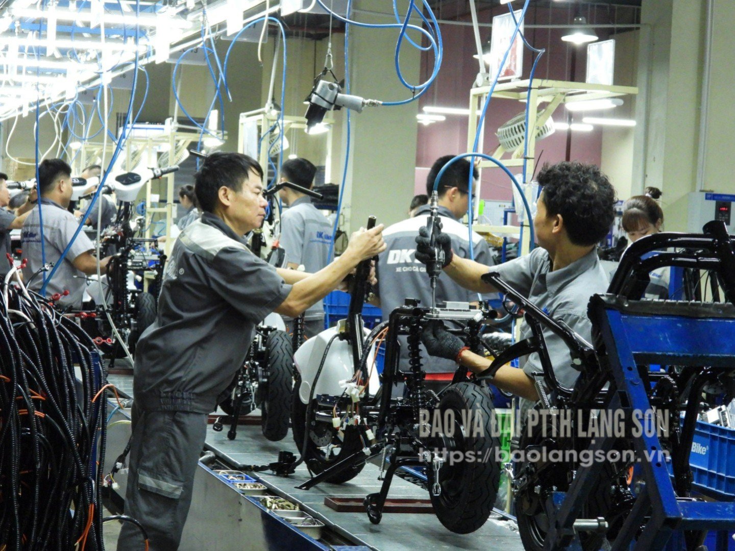 Línea de montaje de vehículos eléctricos modernos en DK Viet Nhat One Member Limited Liability Company