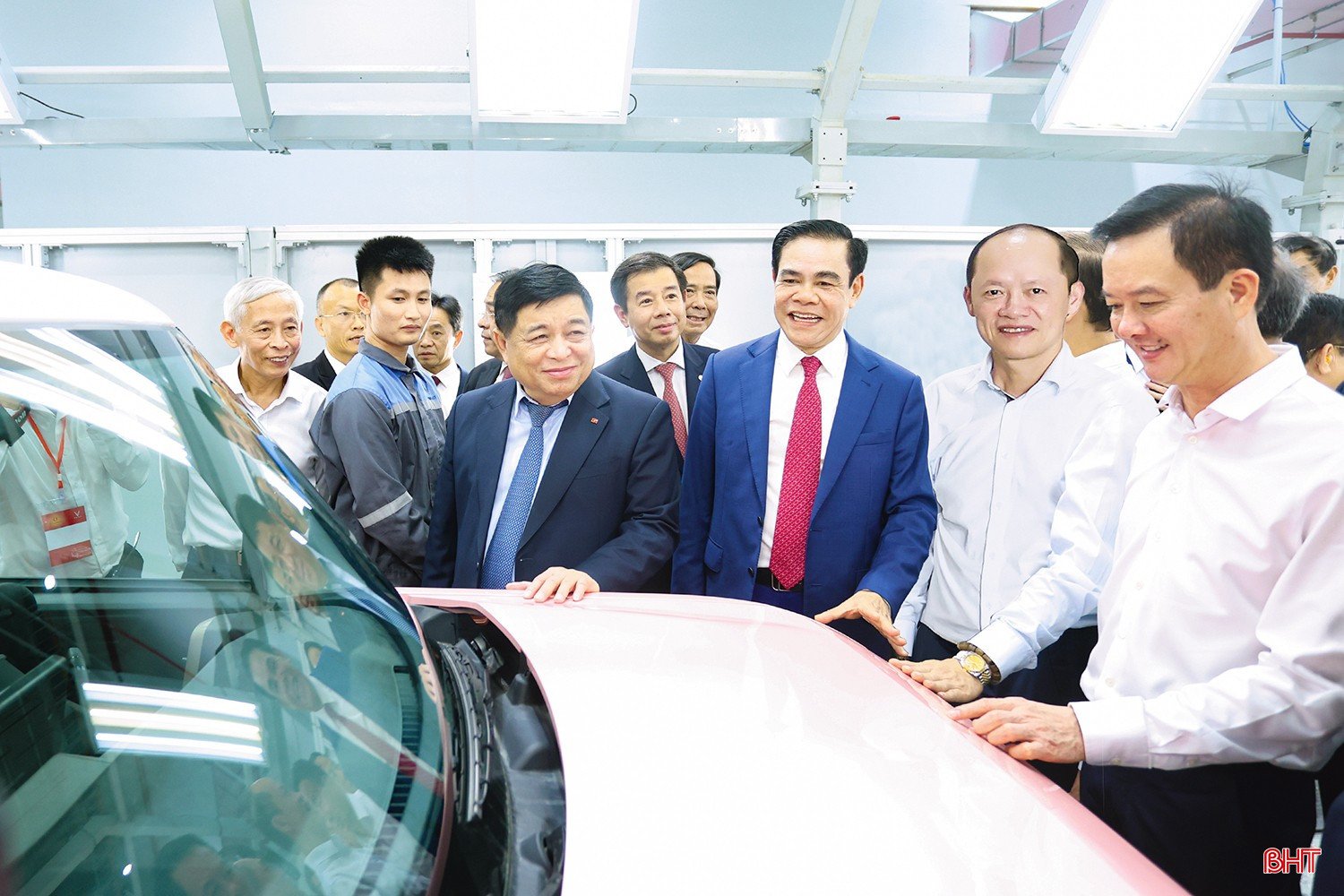 bqbht_br_chan-trang-thay-moi-pho-thu-tuong-chinh-phu-nguyen-chi-dung-cac-dong-chi-lanh-dao-tinh-va-dai-bieu-tham-quan-day-chuyen-san-xuat-nha-may-san-xuat-oto-dien-vinfast-29-6.jpg