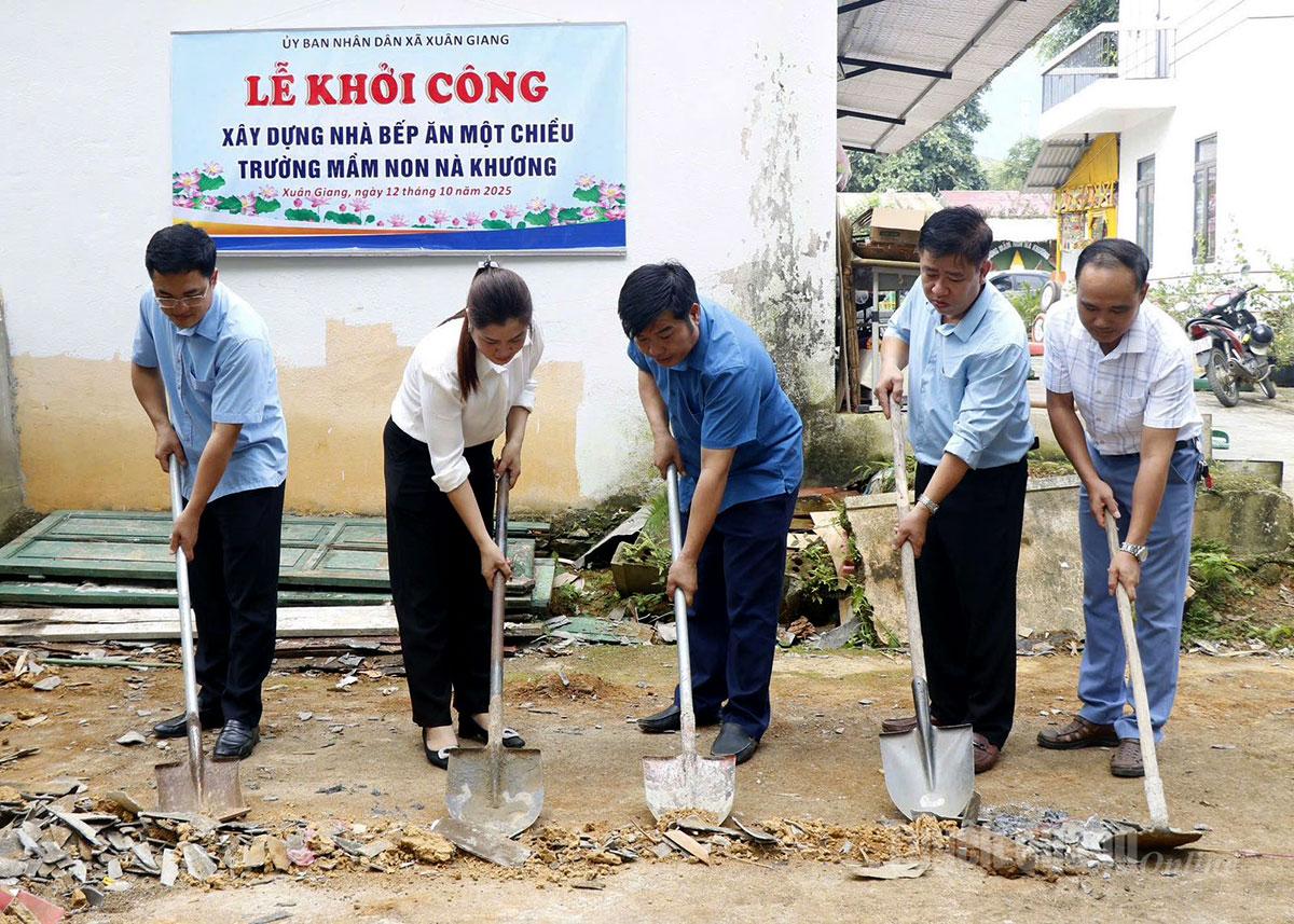 Lãnh đạo xã Xuân Giang và trường Mầm non Nà Khương thực hiện nghi lễ động thổ xây dựng công trình.
