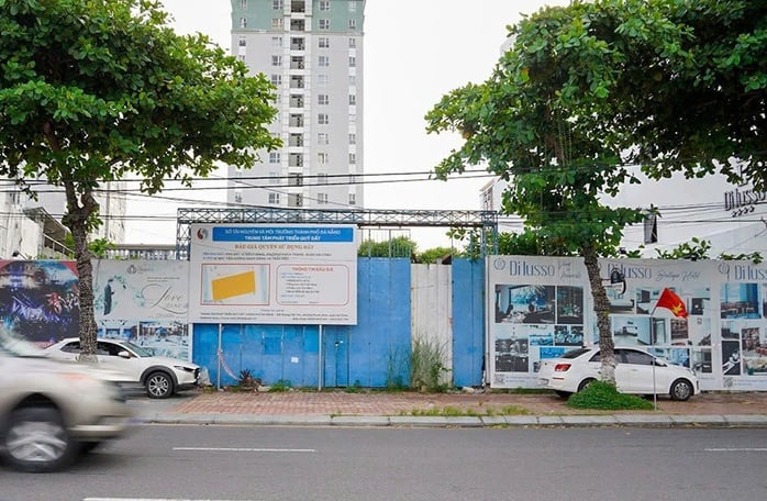 Ein Unternehmen in Hanoi hat die Auktion für das goldene Grundstück in 16 Bach Dang – Da Nang für mehr als 359 Milliarden VND gewonnen – Foto 1. Công ty ở Hà Nội trúng đấu giá khu đất vàng 16 Bạch Đằng - Đà Nẵng hơn 359 tỉ đồng - Ảnh 1.
