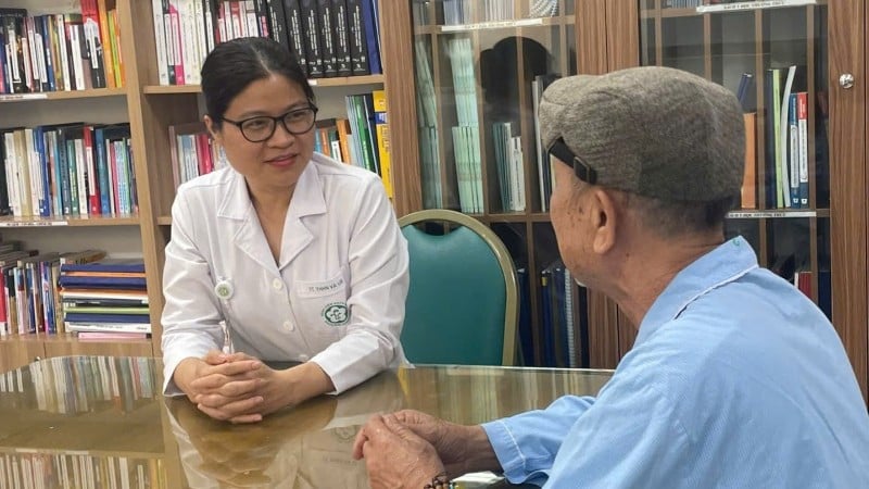 Associate Professor, Dr. Pham Cam Phuong, Director of the Center for Nuclear Medicine and Oncology, Bach Mai Hospital, consults a patient.