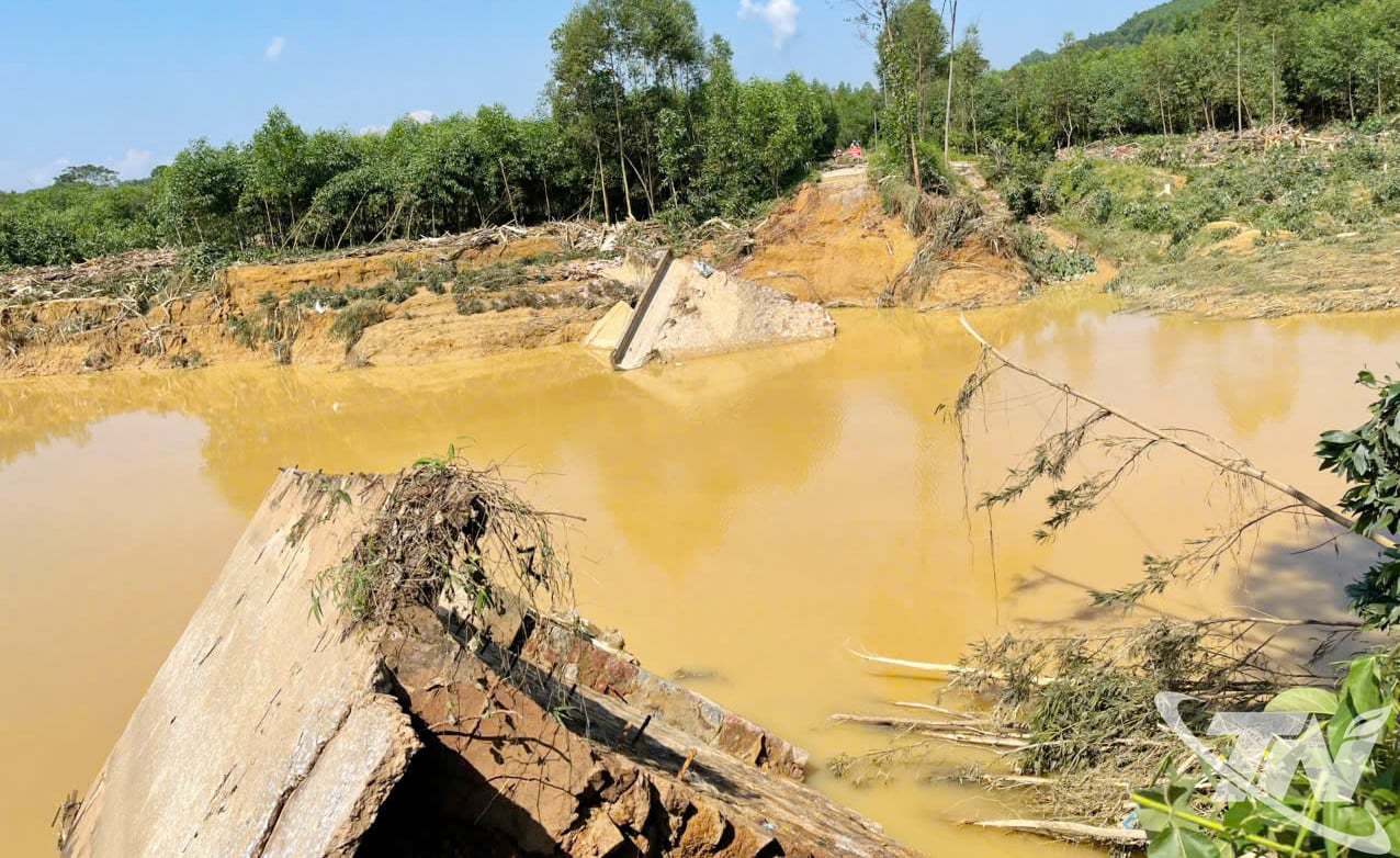 Die Eisenbrücke, die die Hauptstraße der Gemeinde Nam Hoa verbindet, wurde von der Flut weggespült.
