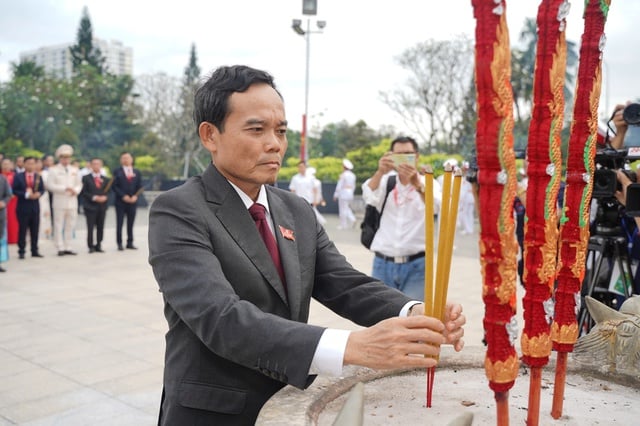 Đoàn đại biểu dự Đại hội Đảng bộ TP.HCM dâng hương tưởng nhớ anh hùng liệt sĩ - Ảnh 3.