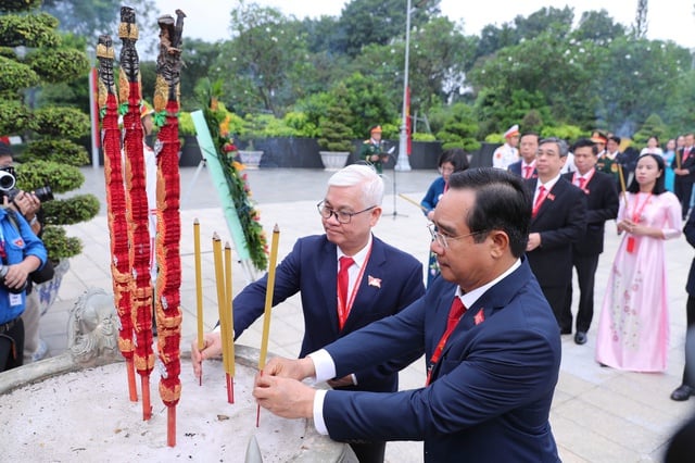 Đoàn đại biểu dự Đại hội Đảng bộ TP.HCM dâng hương tưởng nhớ anh hùng liệt sĩ - Ảnh 4.