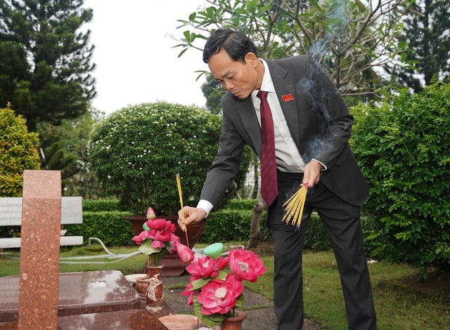 Đoàn đại biểu dự Đại hội Đảng bộ TP.HCM dâng hương tưởng nhớ anh hùng liệt sĩ - Ảnh 5.