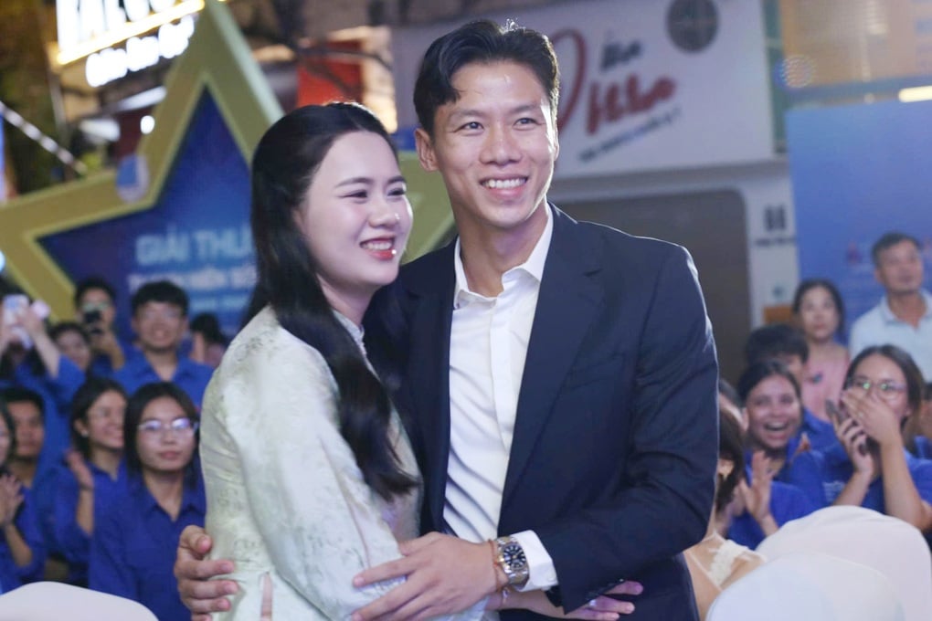 Vợ chồng cầu thủ Quế Ngọc Hải được tuyên dương Gia đình trẻ hạnh phúc - 2