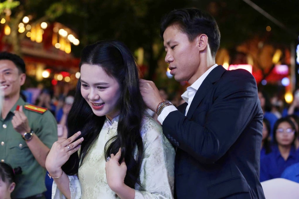 Vợ chồng cầu thủ Quế Ngọc Hải được tuyên dương Gia đình trẻ hạnh phúc - 4