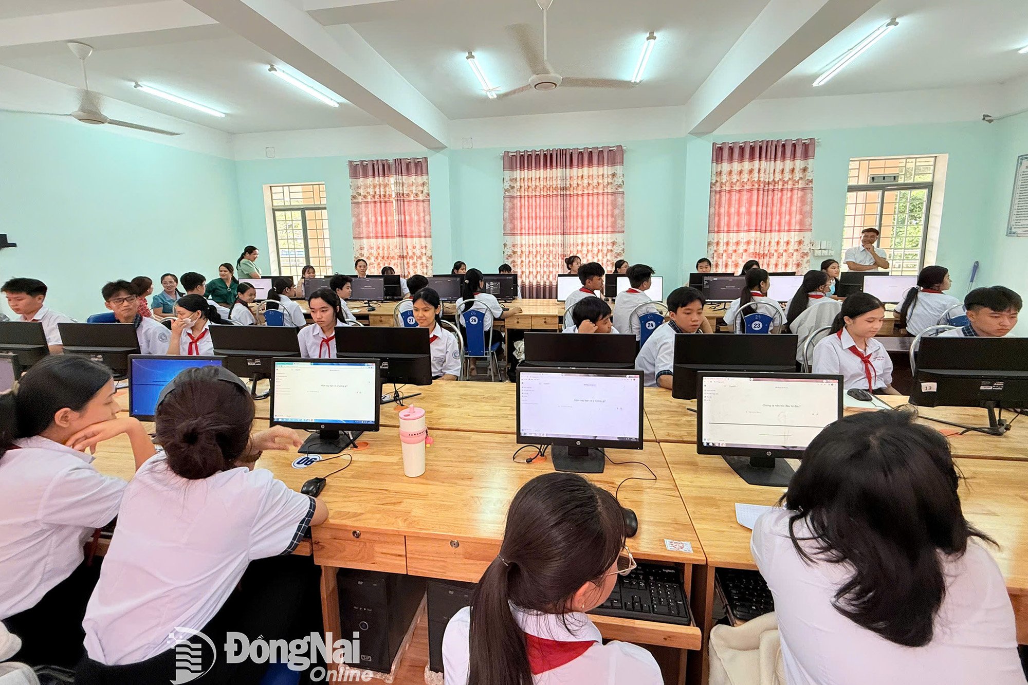 Schüler der Tien Hung Secondary School im Bezirk Binh Phuoc lernen die KI-Anwendung Canva zur Erstellung von Verkehrssicherheitsvideos kennen. Foto: Duy Khanh 