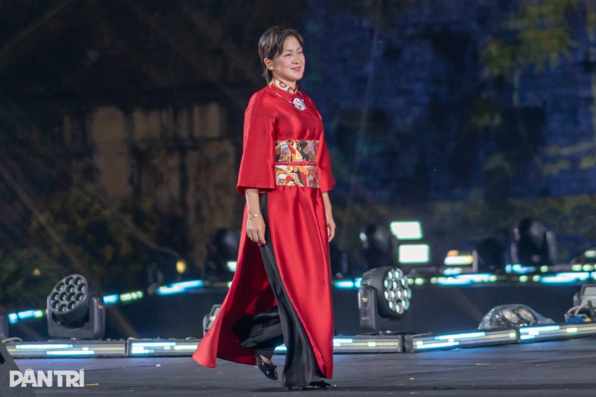 thoi-trang-buoc-chan-di-san-le-hoi-van-hoa-the-gioi-tai-ha-noi-2-edited-1760228063747.webp