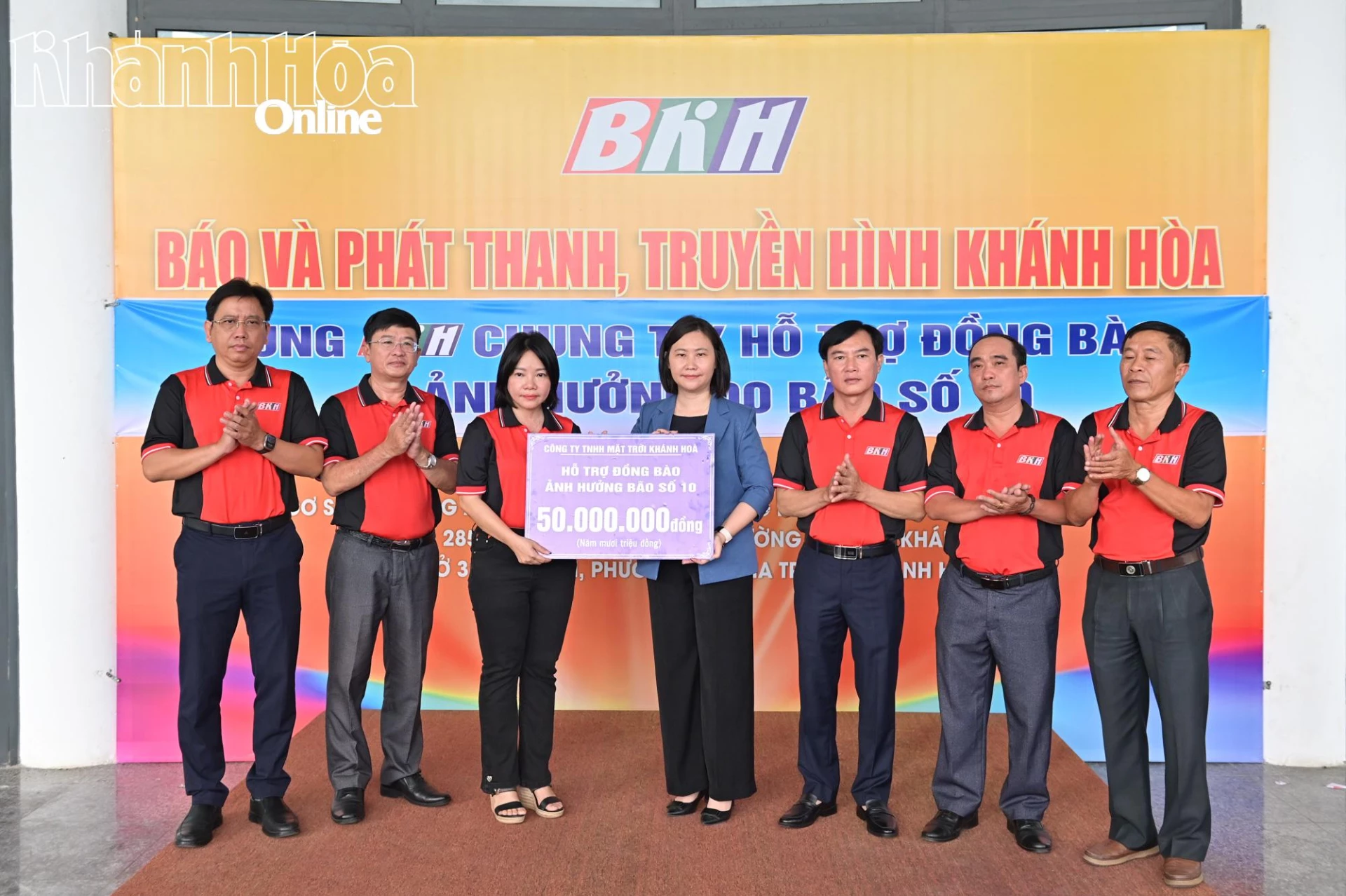 Công ty TNHH Mặt trời Khánh Hòa trao biểu trưng số tiền hỗ trợ.