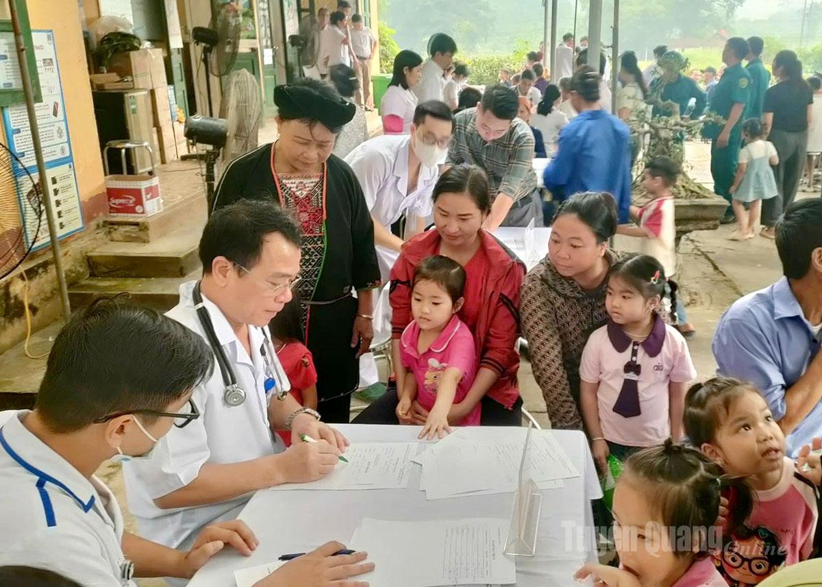 Muitas pessoas vieram participar do programa de exames médicos, tratamento e distribuição gratuita de medicamentos no Posto de Saúde Comunitário de Bach Xa.