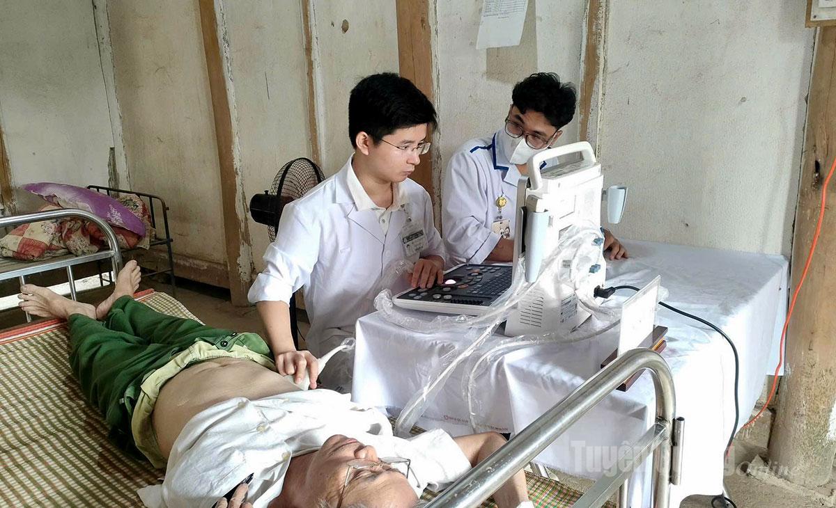 Médicos avaliam a saúde dos idosos na comuna de Bach Xa.
